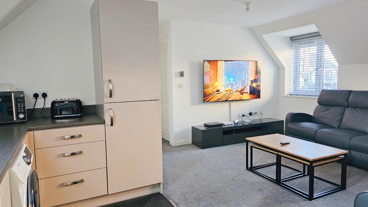 Apartment Stunning Two-bedroom At A3ree, Free Parking, Near Cribbs Causeway Mall