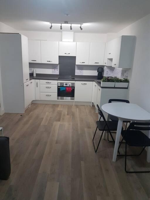 Cosy 2 Bedroom In Apartment *