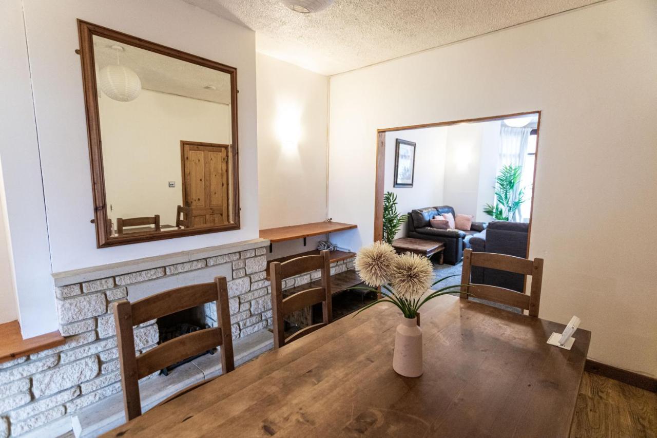 October Disc - Long - Contractors Apartment