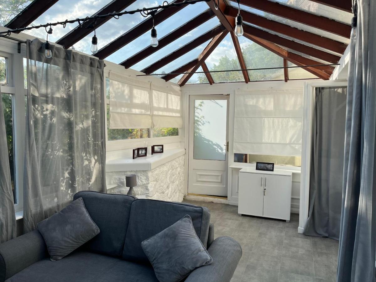 Spacious One Bedroom House With Garden In Clifton Holiday home