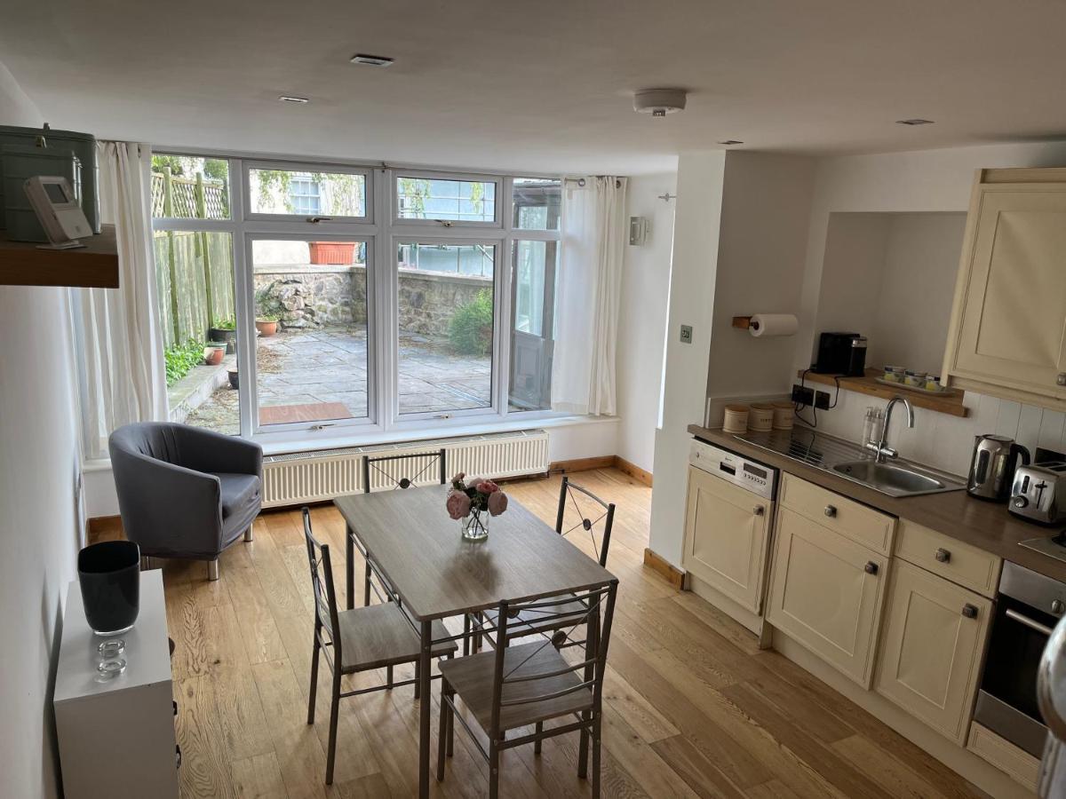 Spacious One Bedroom House With Garden In Clifton *