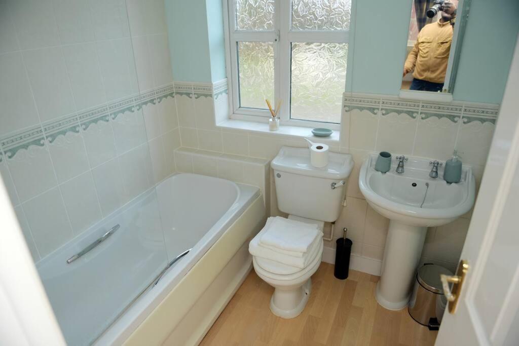 Charming 3 Bed House In * Bristol