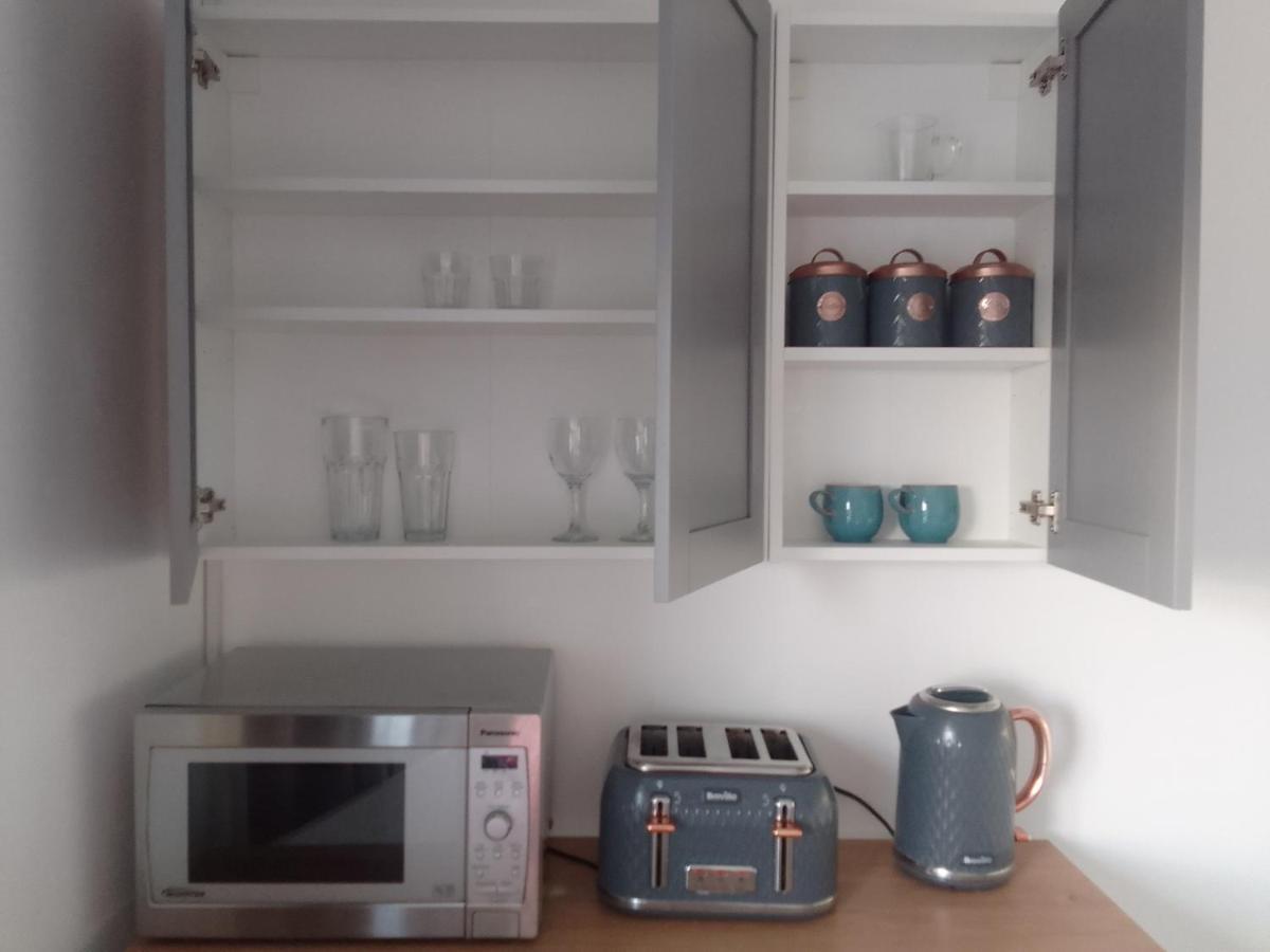 Beech House 20 Minute Walk To Airport Homestay