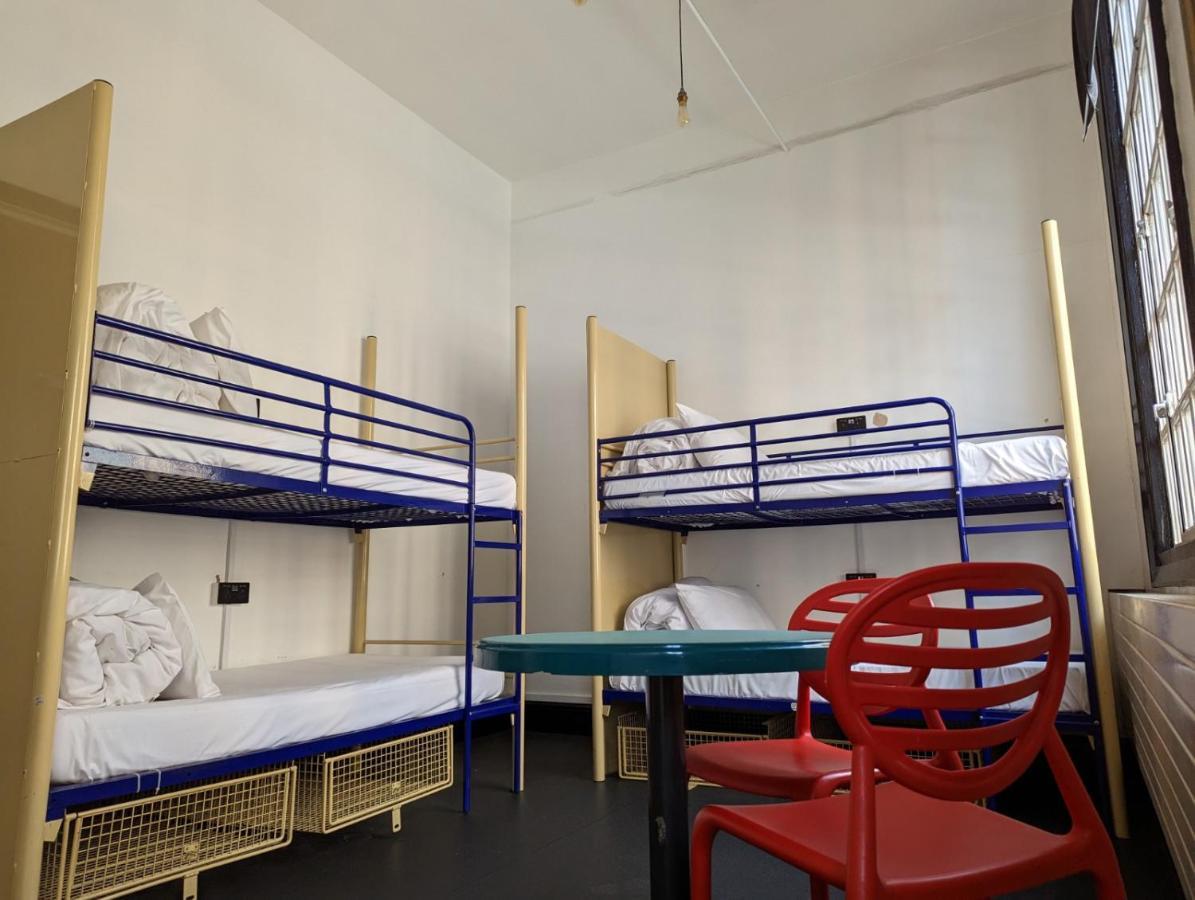 Rock N Bowl Hostel *