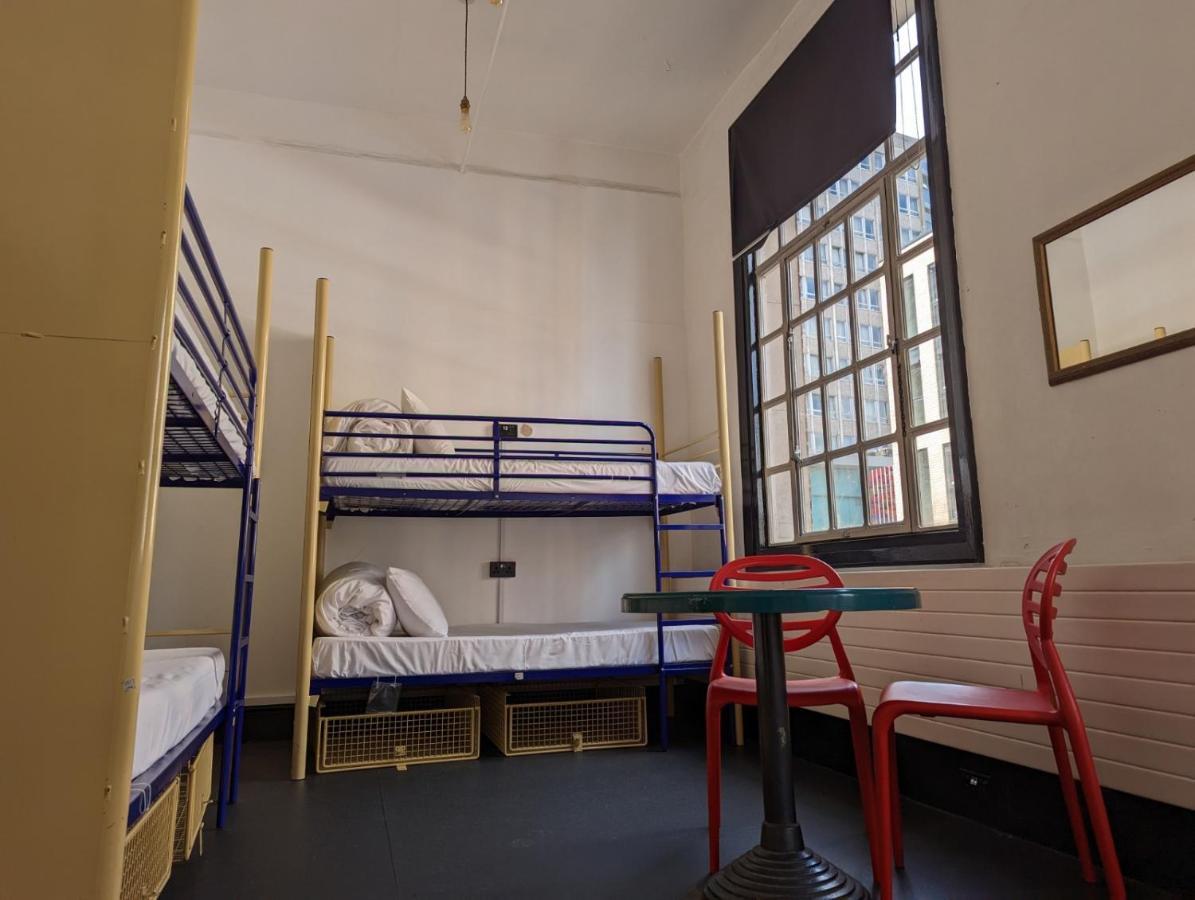 Rock N Bowl Hostel *