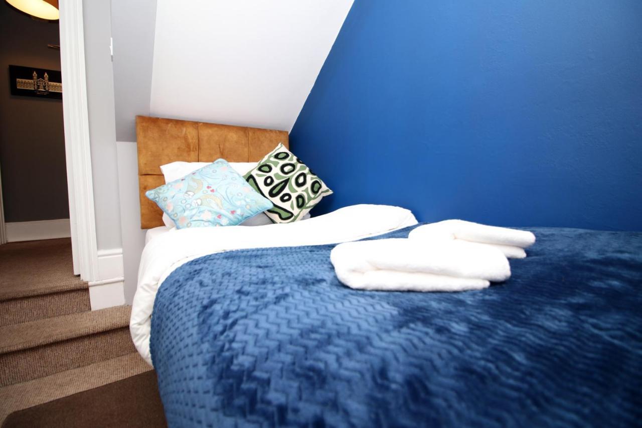 Sleek And Stylish 2 Bed In Clifton - Garden Apartment *