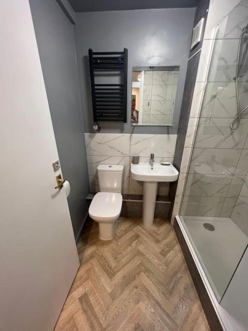 Apartment Centrally Located With Free Parking *