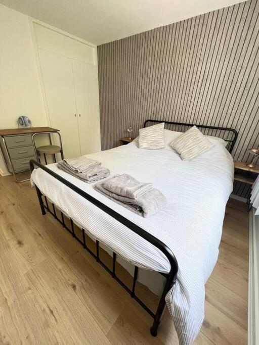 Apartment Centrally Located With Free Parking *