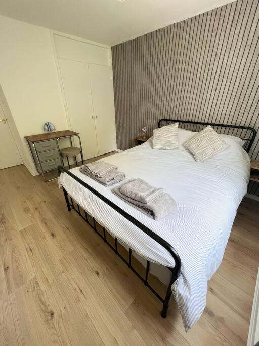Centrally Located With Free Parking Apartment Bristol
