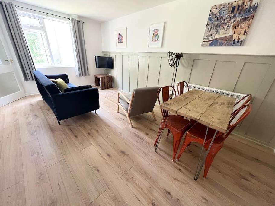 Centrally Located With Free Parking Apartment *