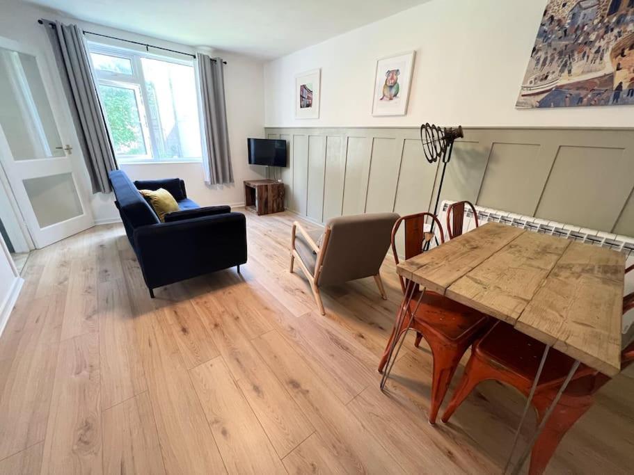 Centrally Located With Free Parking Apartment