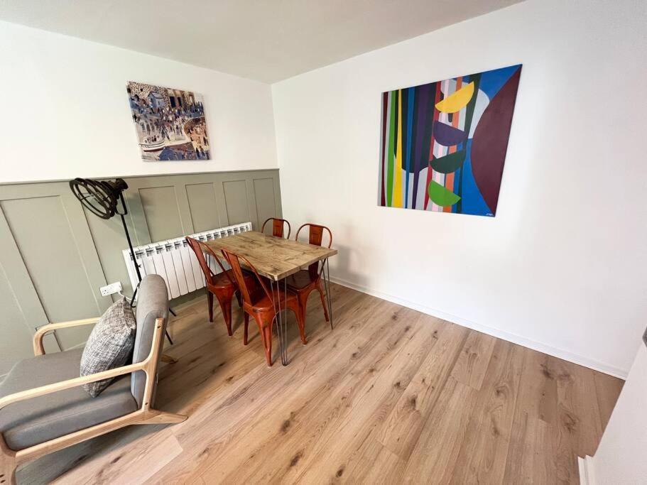 Apartment Centrally Located With Free Parking