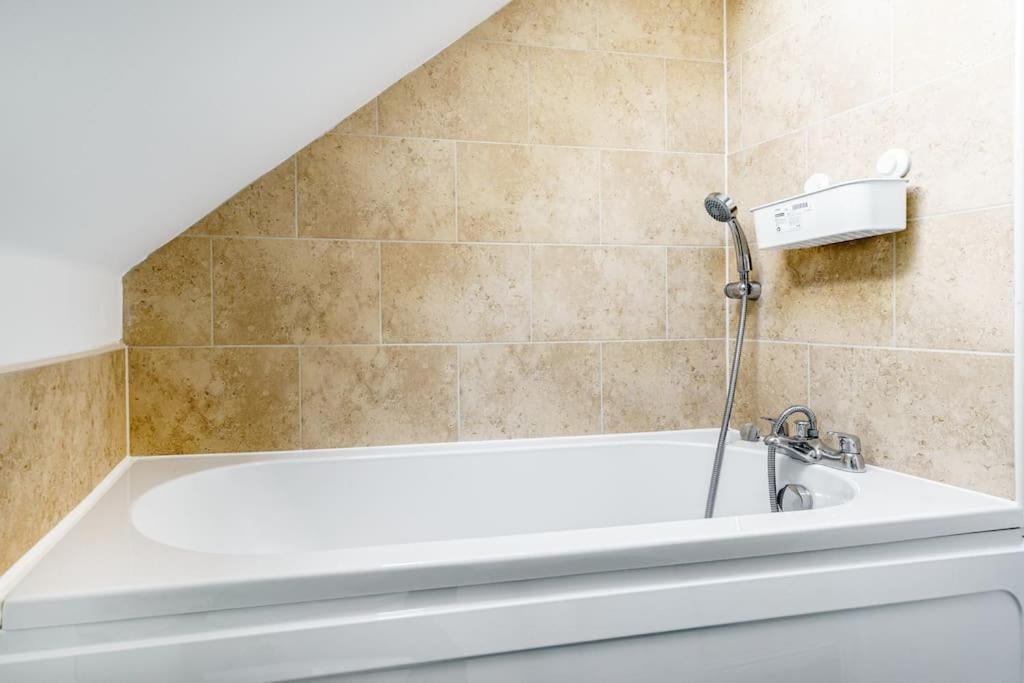 Fortified 4 Bedroom Holly Holiday home Bristol