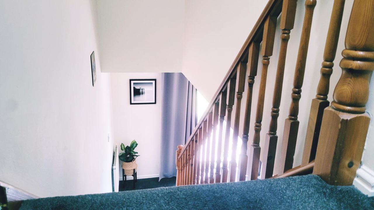 Modern 2 Bed House- Free Parking And Close To The Centre Apartment