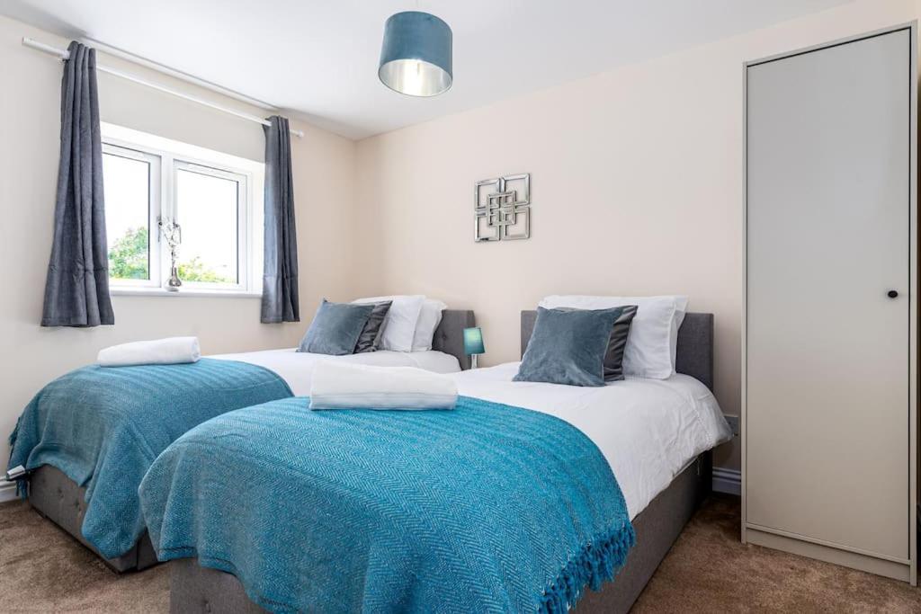 Fortified 4 Bedroom Holly * Bristol