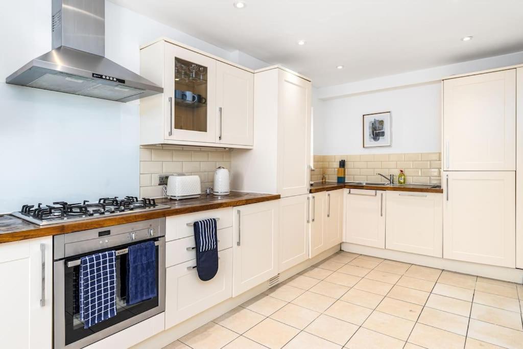 Fortified 4 Bedroom Holly Holiday home Bristol