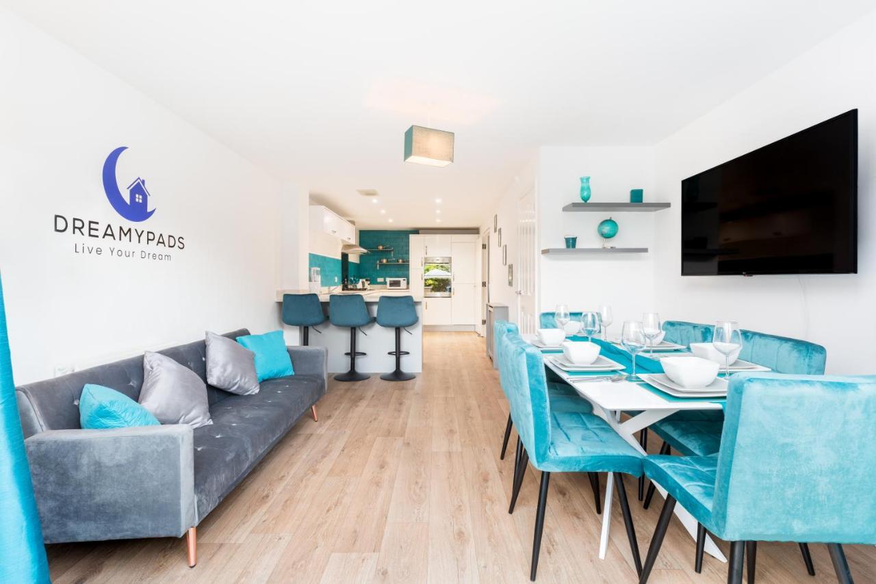 Holiday home Spacious Group House For Medical Staff, Contractors & Families - Ensuites, Parking & Netflix By Dreamypads