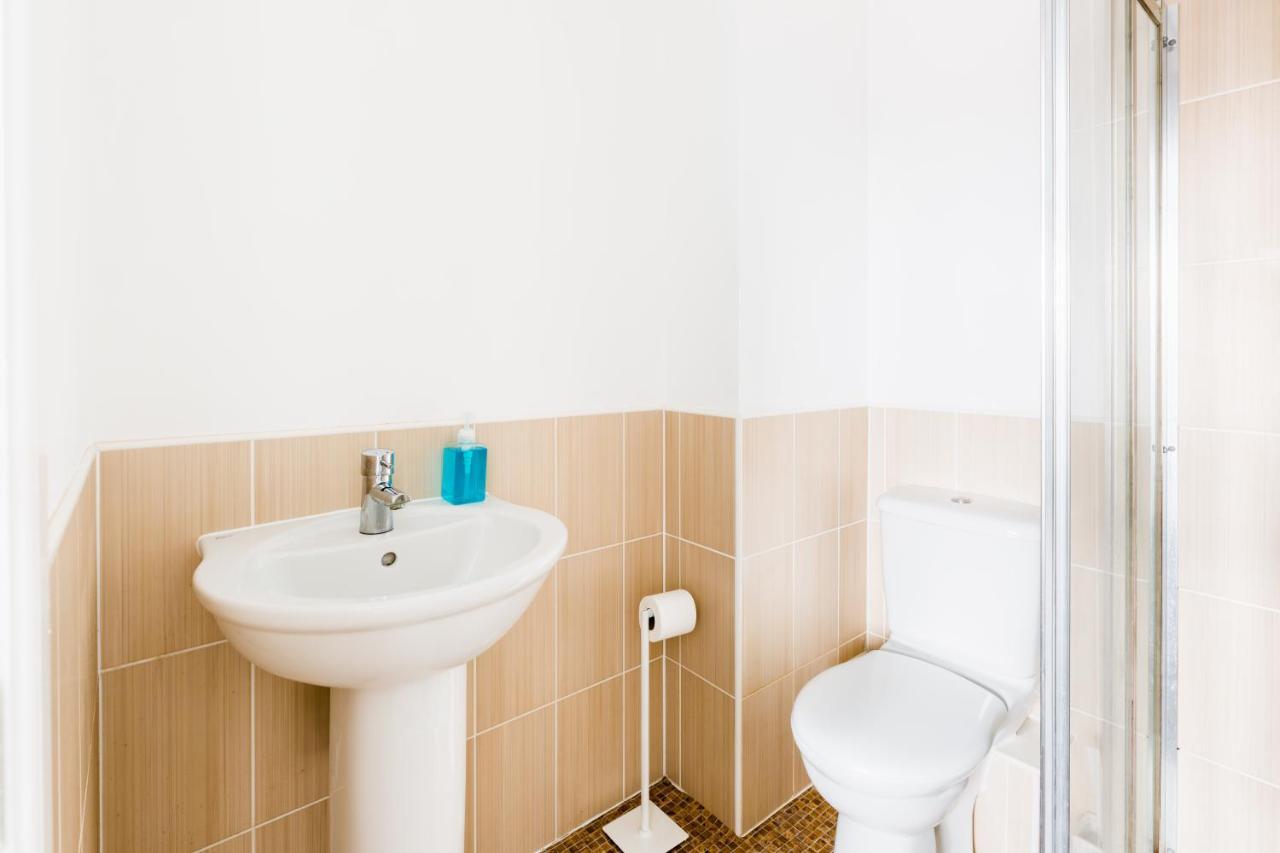 Holiday home Spacious Group House For Medical Staff, Contractors & Families - Ensuites, Parking & Netflix By Dreamypads Bristol