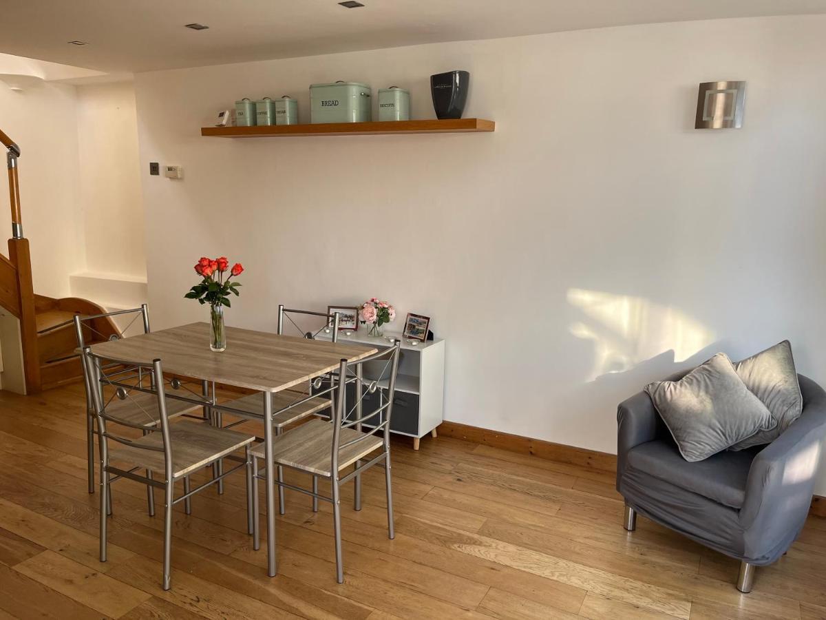 Spacious One Bedroom House With Garden In Clifton *