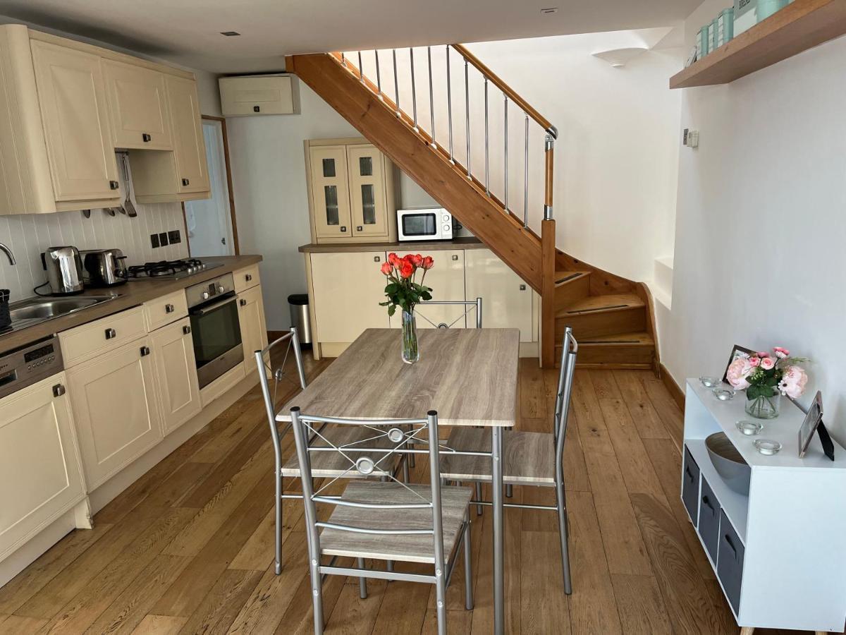 Spacious One Bedroom House With Garden In Clifton Bristol
