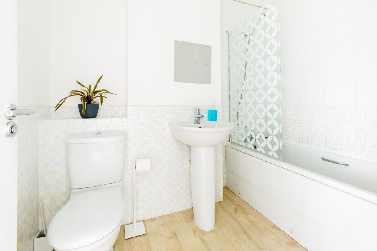 Holiday home Spacious Group House For Medical Staff, Contractors & Families - Ensuites, Parking & Netflix By Dreamypads *