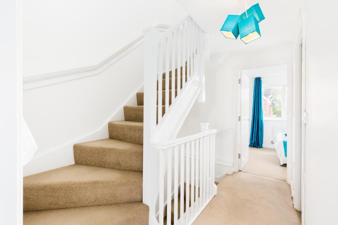 Spacious Group House For Medical Staff, Contractors & Families - Ensuites, Parking & Netflix By Dreamypads Holiday home