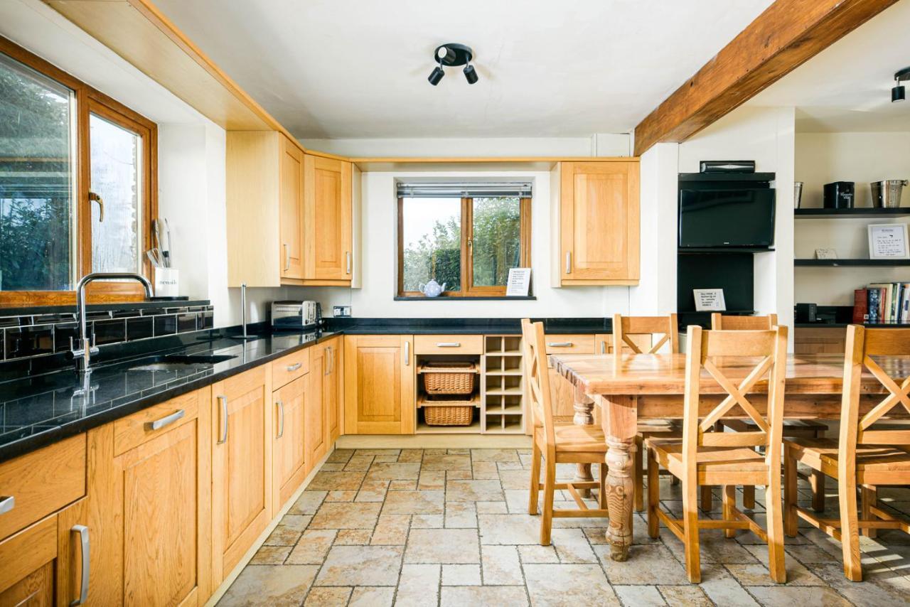 The West Barn Near Bath, Sleeps 24 And 2 Hot Tubs Holiday home *