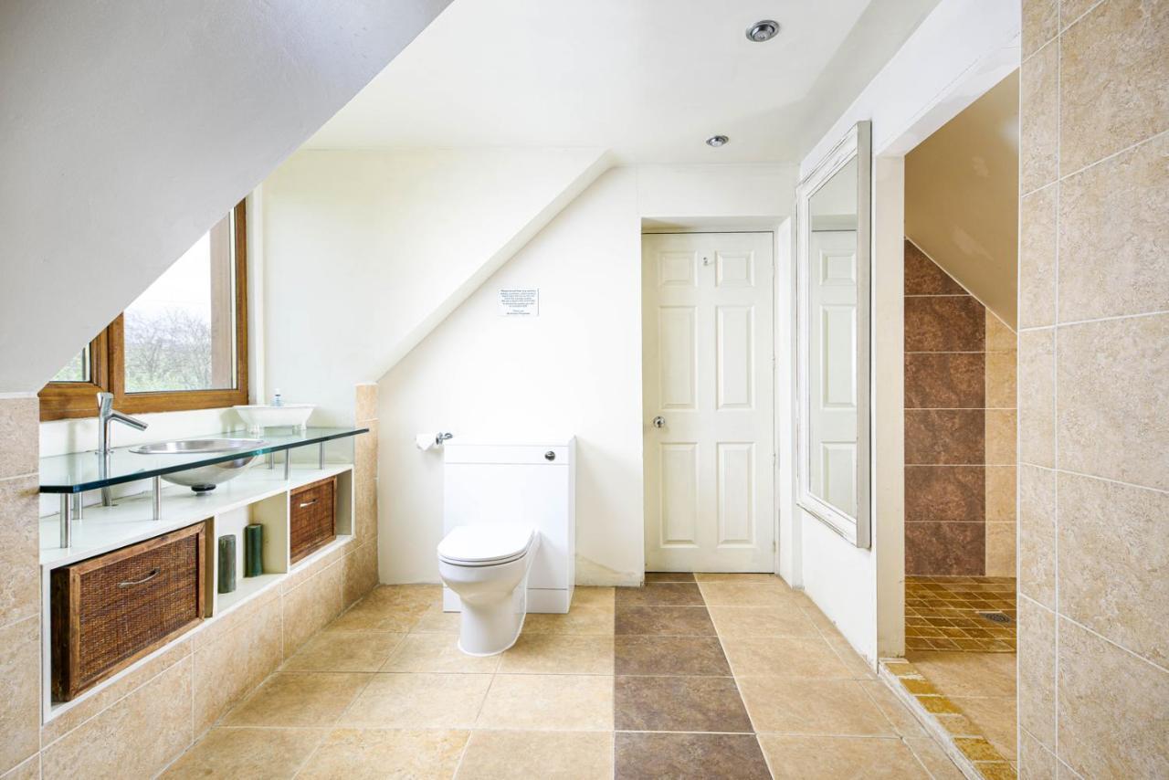 The West Barn Near Bath, Sleeps 24 And 2 Hot Tubs *