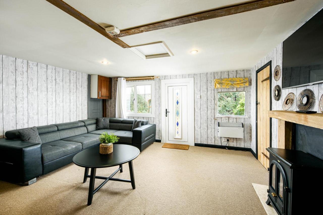 The West Barn Near Bath, Sleeps 24 And 2 Hot Tubs Holiday home