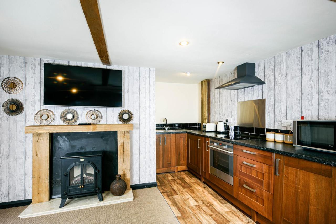 The West Barn Near Bath, Sleeps 24 And 2 Hot Tubs * Bristol