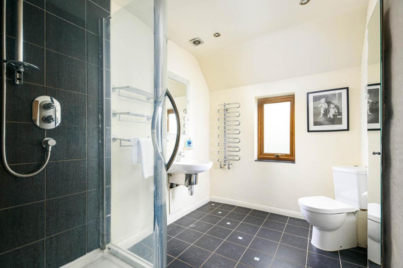 The West Barn Near Bath, Sleeps 24 And 2 Hot Tubs Holiday home *