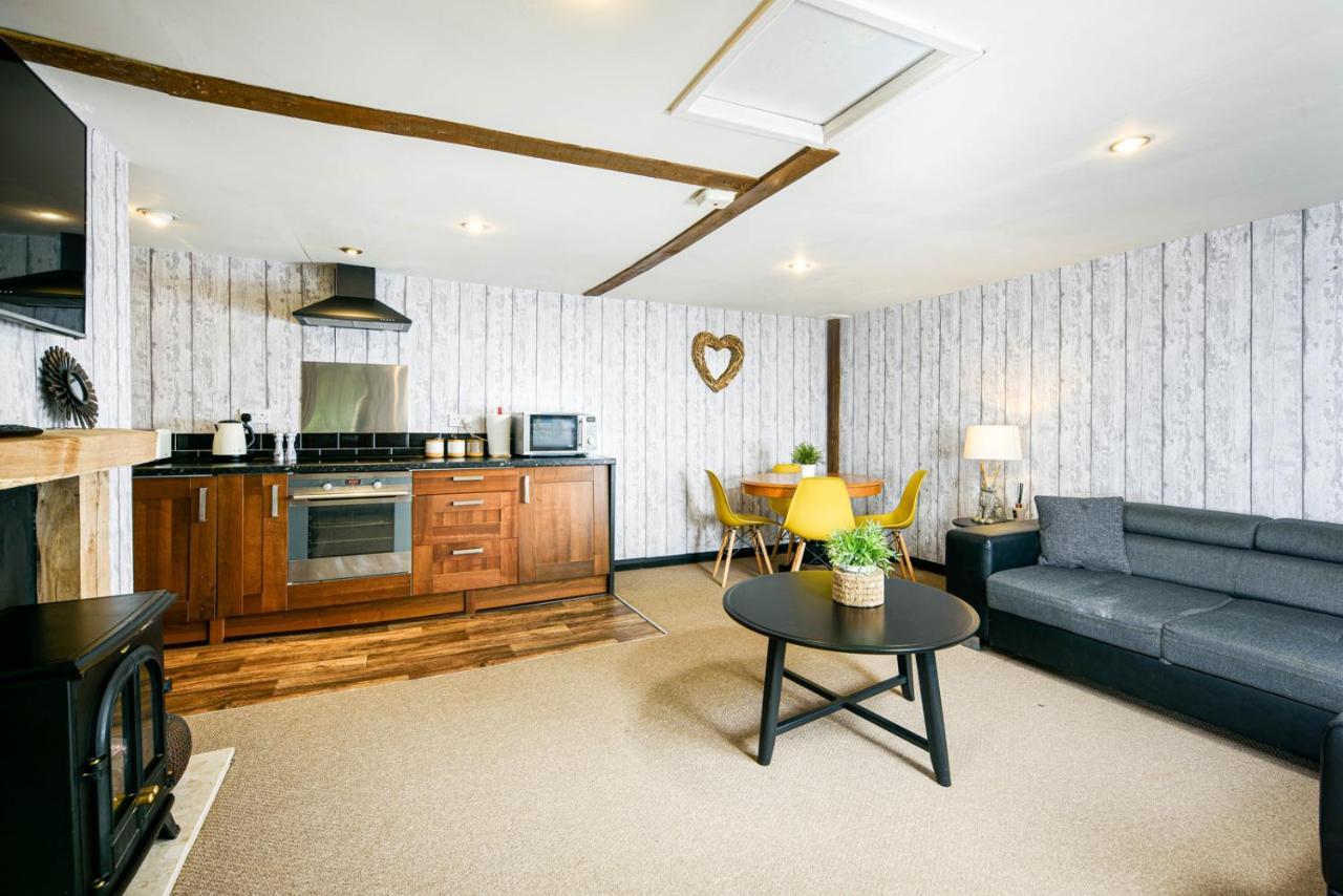 The West Barn Near Bath, Sleeps 24 And 2 Hot Tubs * Bristol
