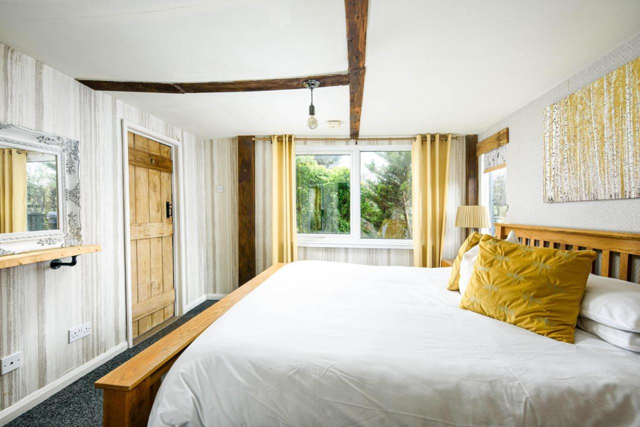 The West Barn Near Bath, Sleeps 24 And 2 Hot Tubs Holiday home