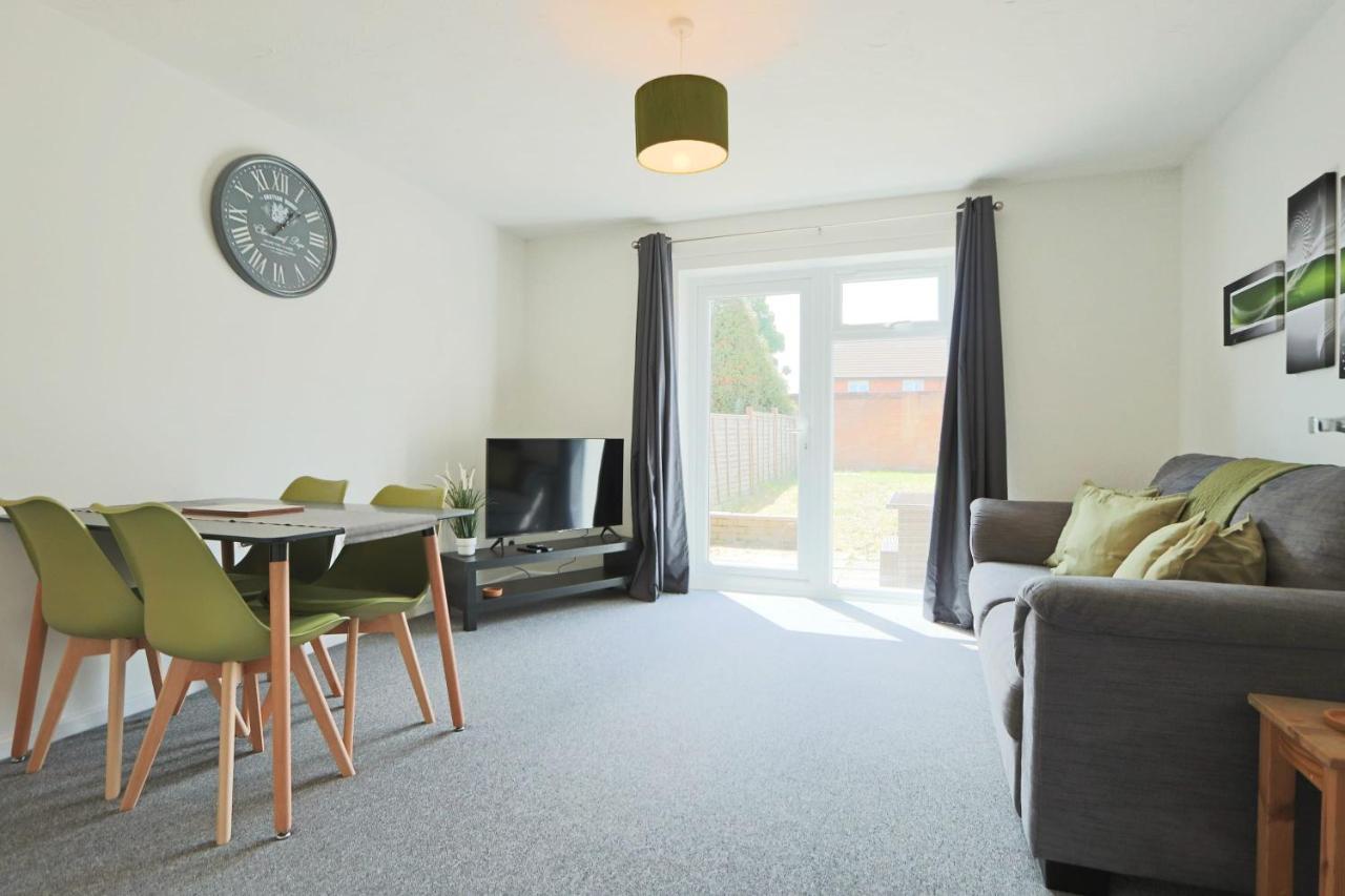 2 Bedroom House In Bradley Stoke- Hopewell Holiday home Bristol