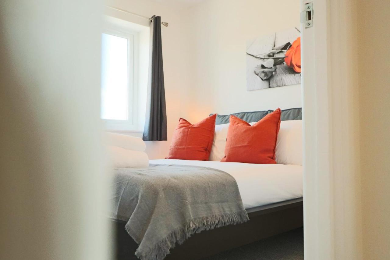2 Bedroom House In Bradley Stoke- Hopewell Holiday home Bristol