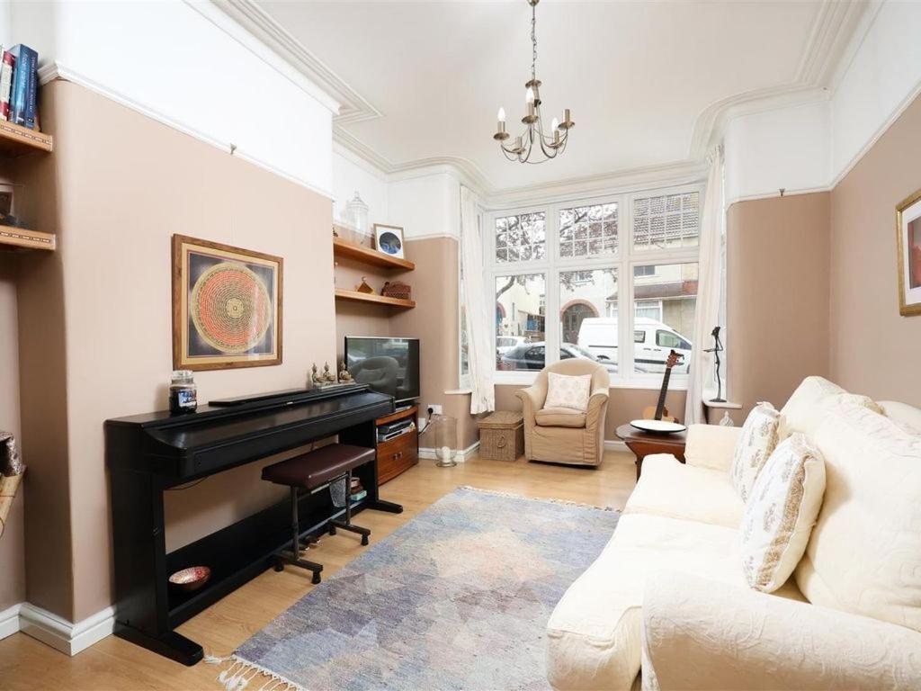 Comfortable Escape Near Gloucester Road Holiday home Bristol