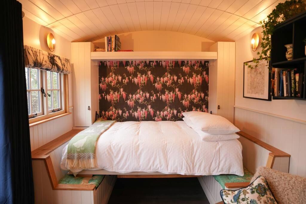 Shepherds Hut In Countryside Near Bath And Chalet Bristol