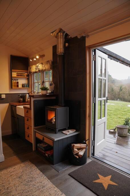 Shepherds Hut In Countryside Near Bath And Chalet