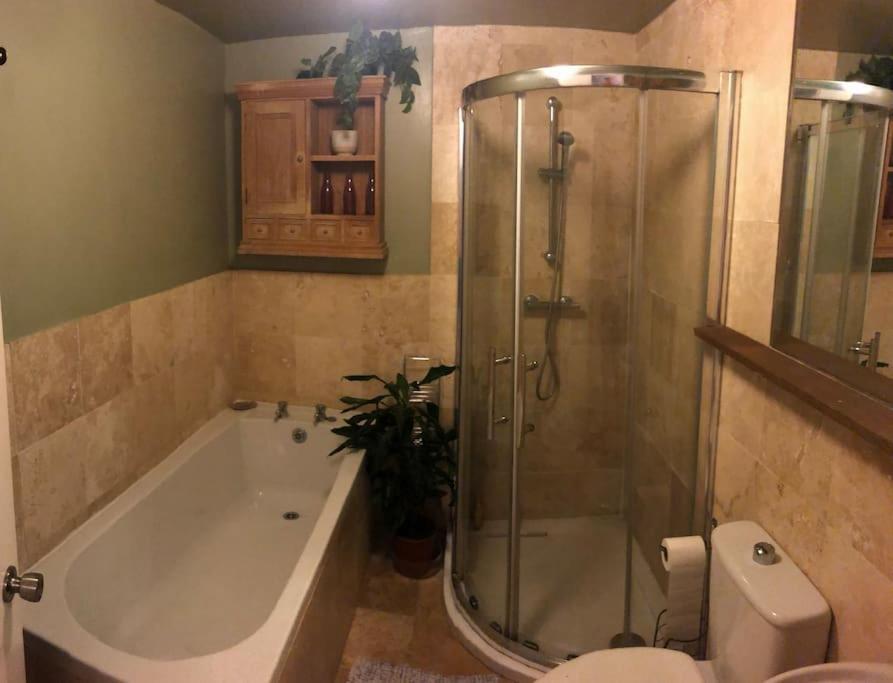 Apartment Beautiful, Well Positioned Flat In Clifton Wood