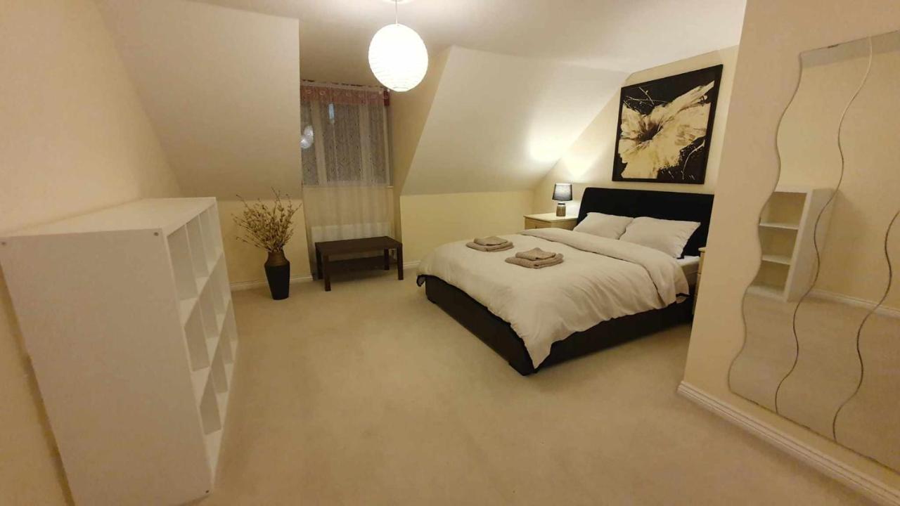 Entire In Cheswick Village *