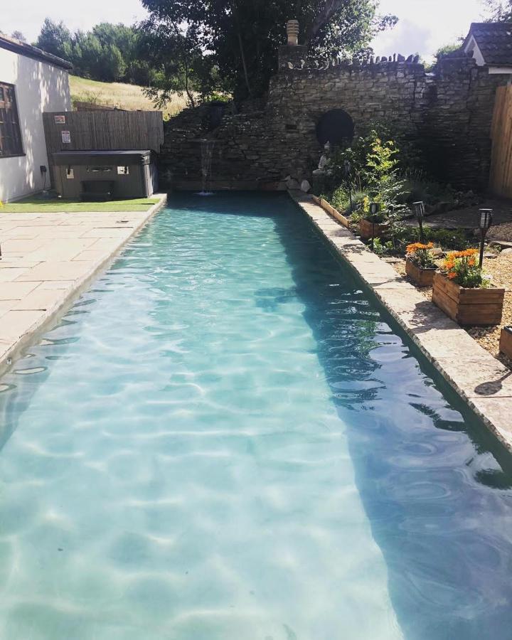 Olli's Cottage-terrace & Jacuzzi Villa Bristol