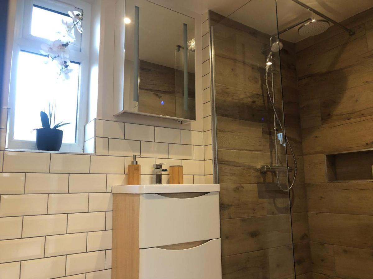 Olli's Cottage-terrace & Jacuzzi * Bristol