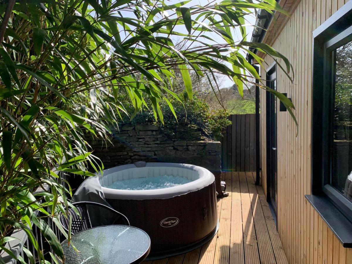 Holiday home 1 Bedroom Rural Cabin Retreat With Hot Tub In Hambrook Close To City Centre *
