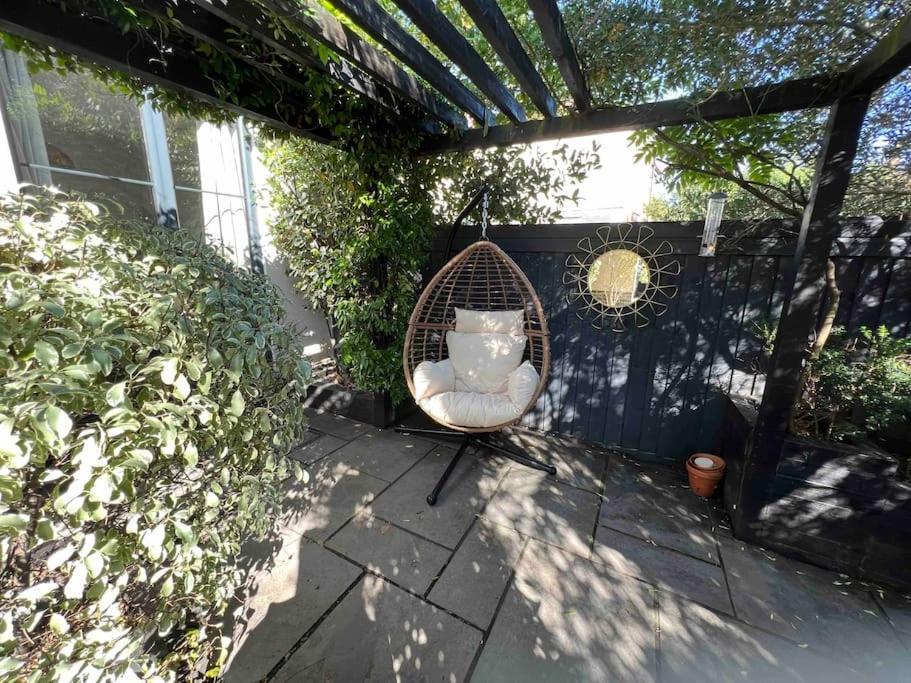 Private Garden Oasis In Apartment Bristol