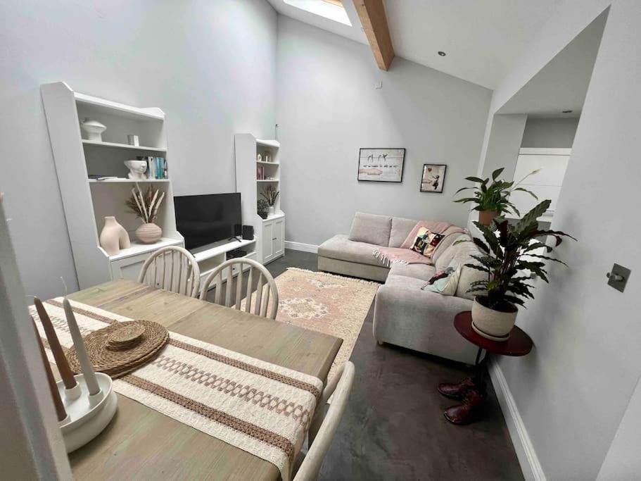 Apartment Private Garden Oasis In