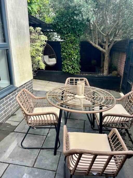 Private Garden Oasis In Apartment Bristol