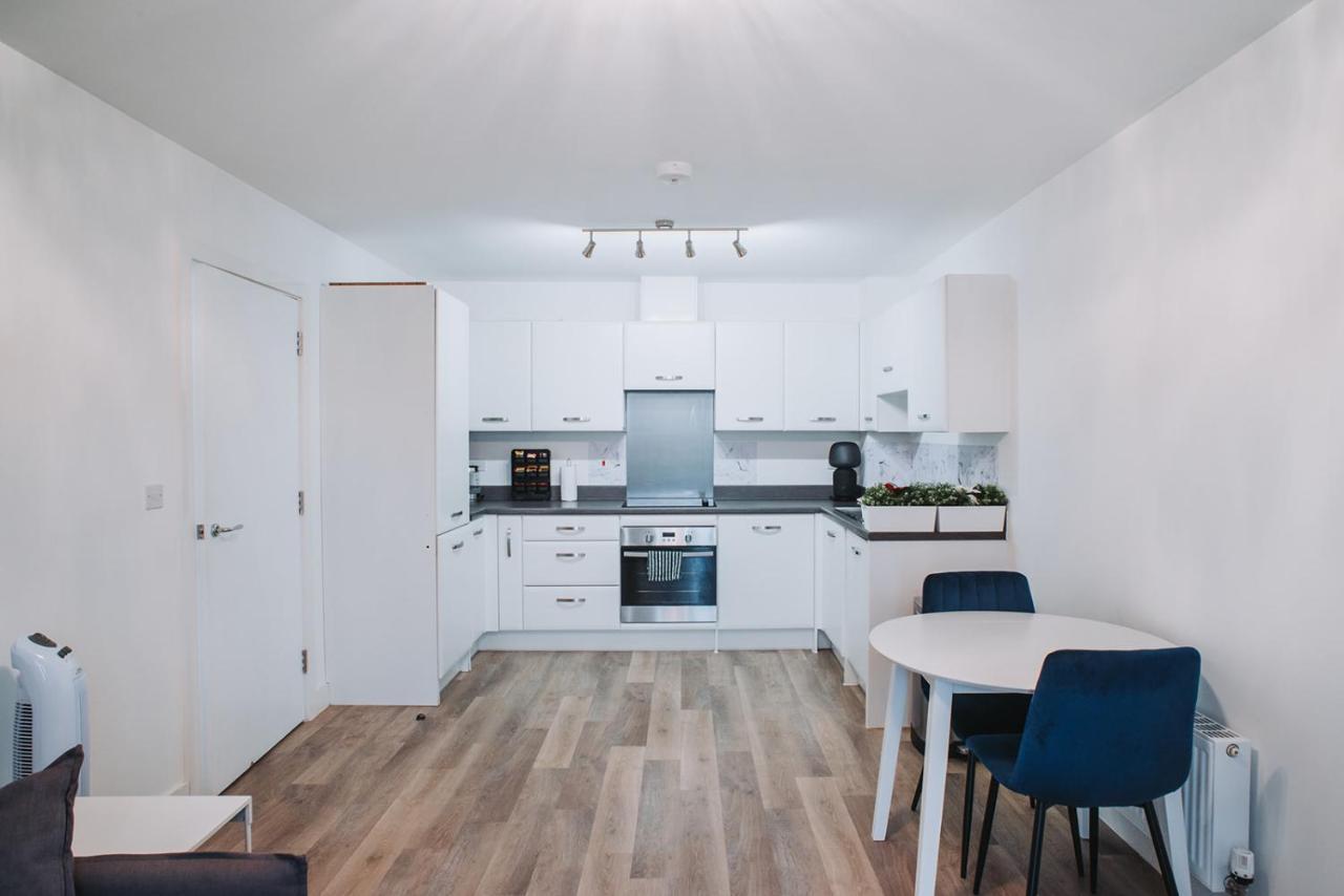 Deluxe 2 Bed Flat In Patchway Near Aztec West And Cribbs Causeway Bristol