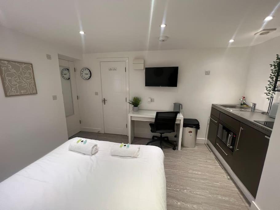 2 Flat, 50m From Airbus Apartment Bristol