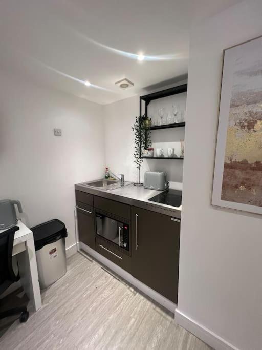 2 Flat, 50m From Airbus *