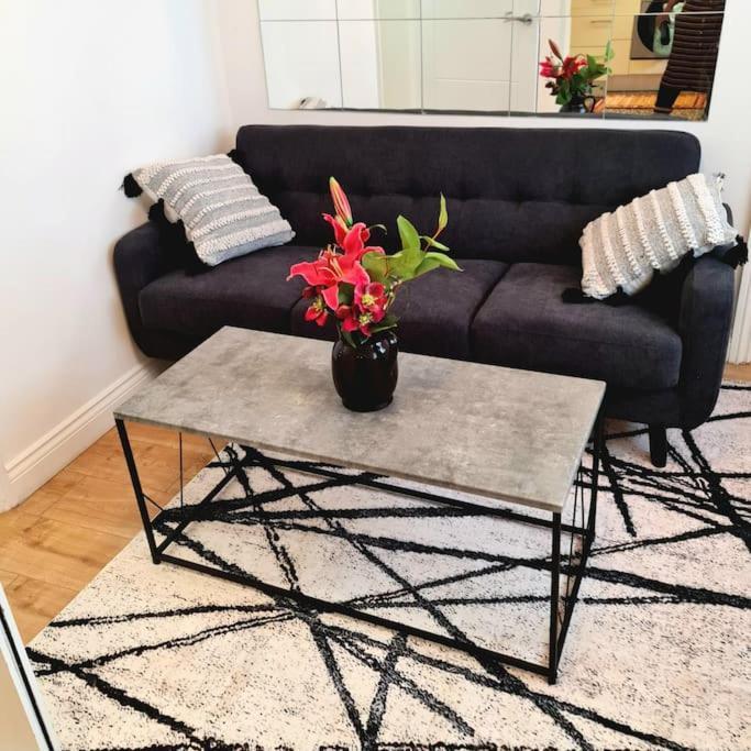 Jah Bristol: Spacious 5-bed With Free Parking For Extended Apartment *